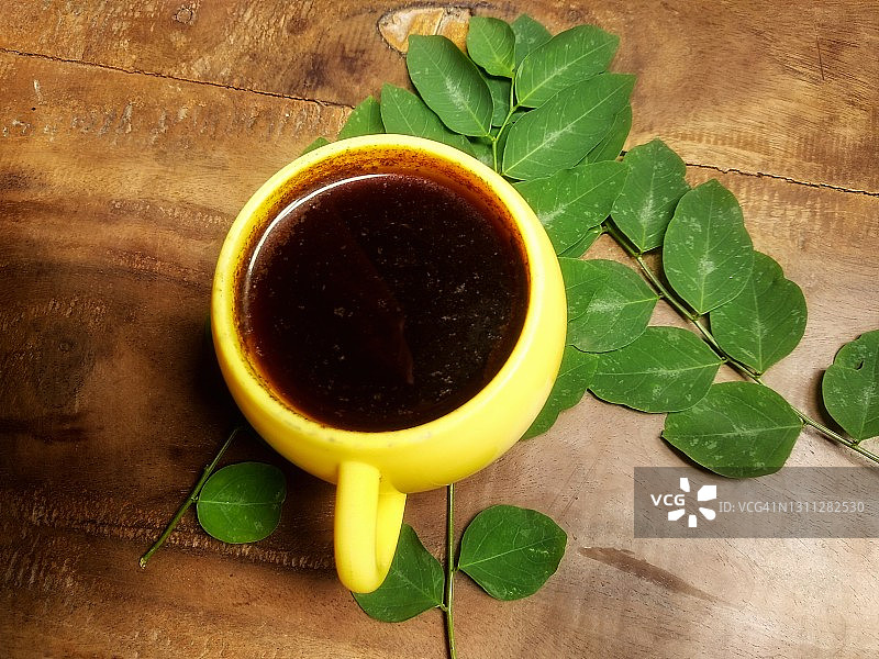 黑咖啡与黄色杯子图片素材