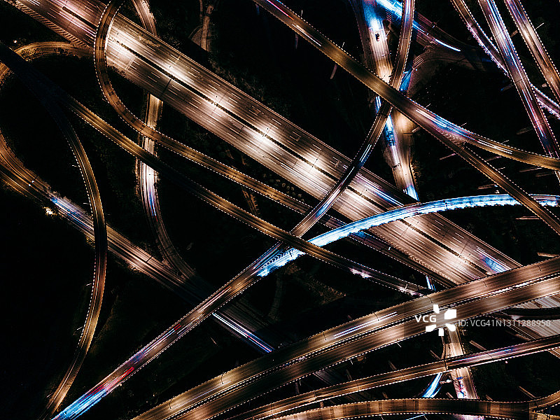 繁忙交通交叉路口俯视图图片素材