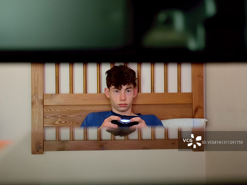 少年在床上玩耍图片素材