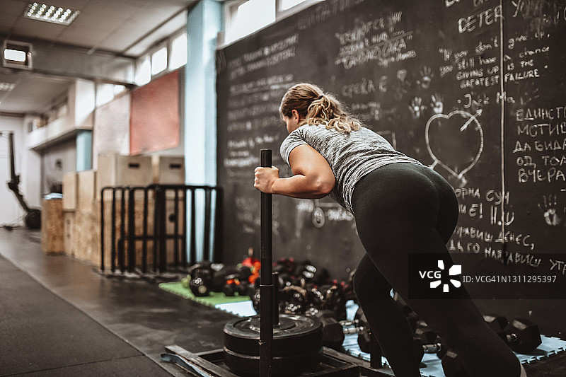 在健身房推车试图减肥的胖女人图片素材