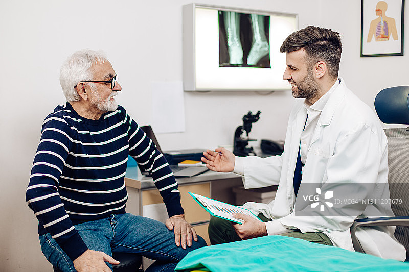 医生向老年患者解释医疗程序图片素材