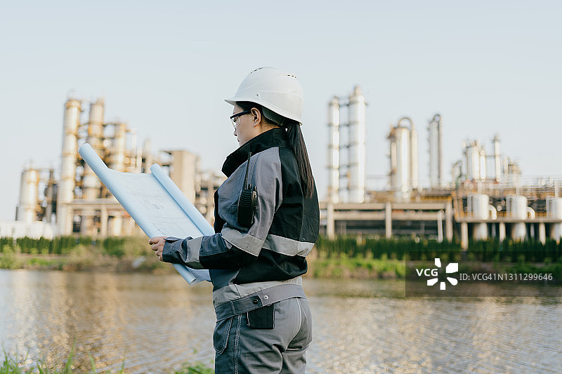 建造工厂的亚裔女工程师图片素材