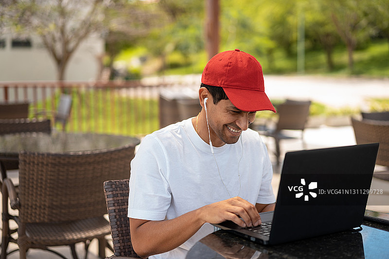 男人在旅游度假区参加视频会议图片素材