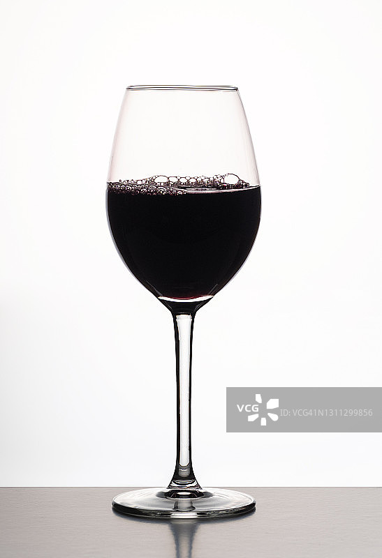 红酒杯，白色背景图片素材