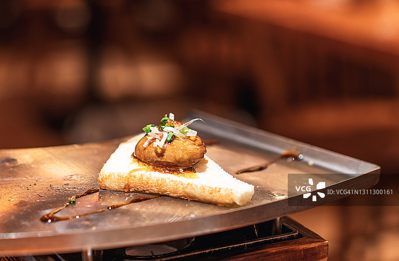 烤鹅肝特写图片素材