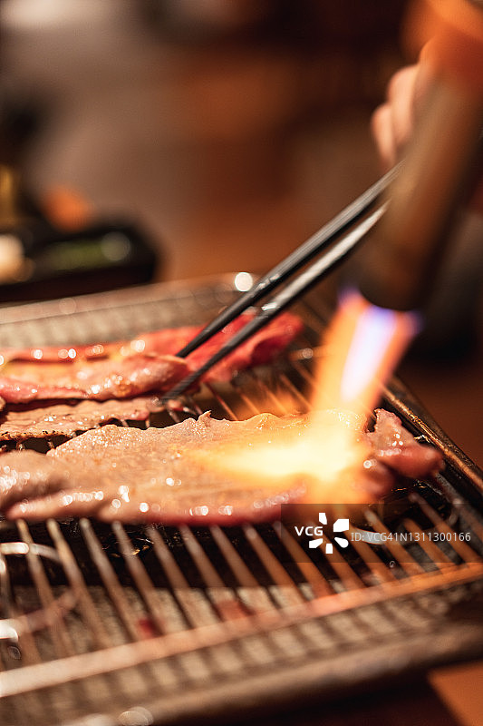 服务员拿着烤牛肉寿司图片素材