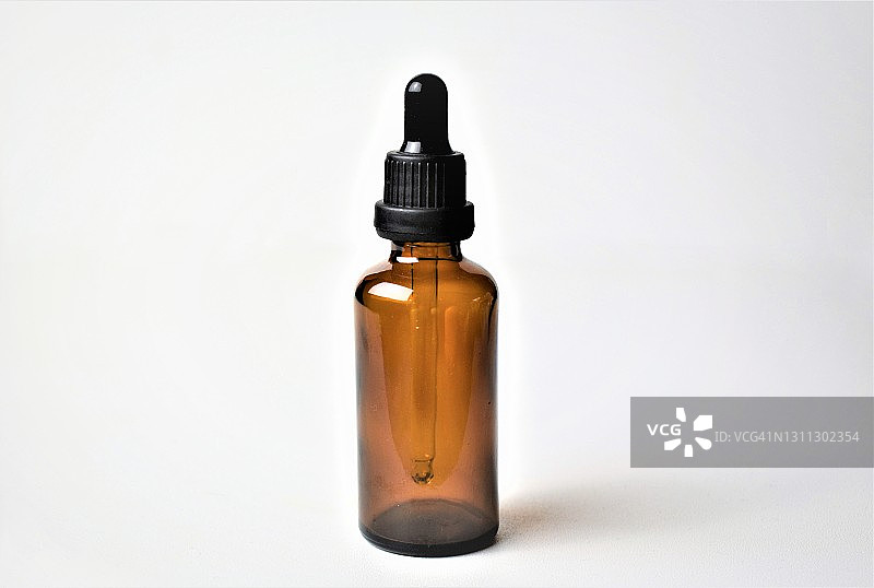 白色背景上的空玻璃瓶图片素材