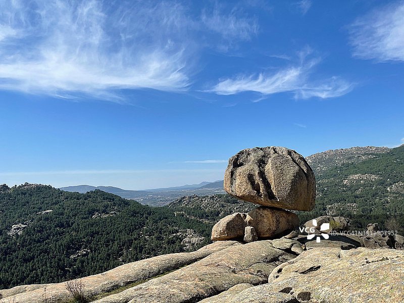 曼萨纳雷斯埃尔雷阿尔的拉佩德里萨山中的漂浮岩石图片素材