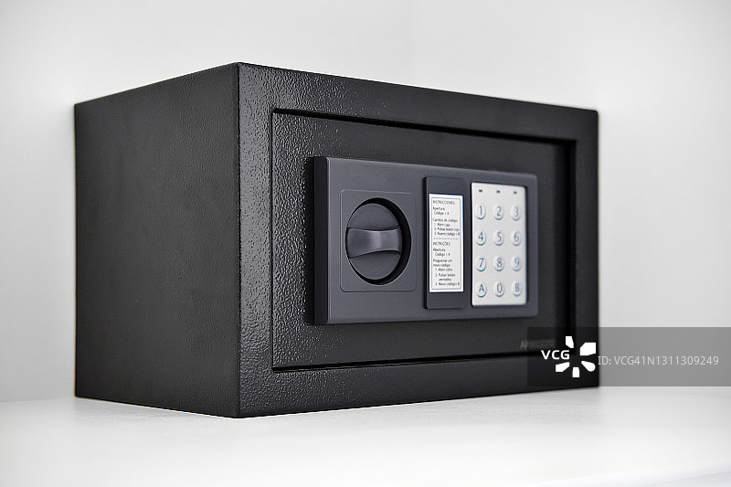 白色背景上的保险箱图片素材