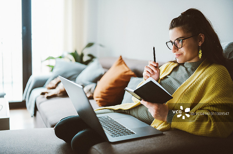 疫情期间在家学习图片素材