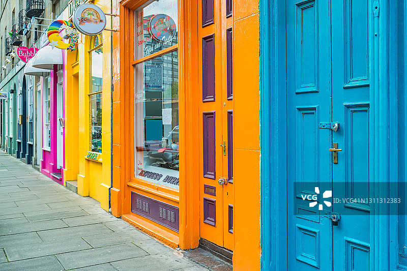 苏格兰爱丁堡市中心的彩色商店图片素材
