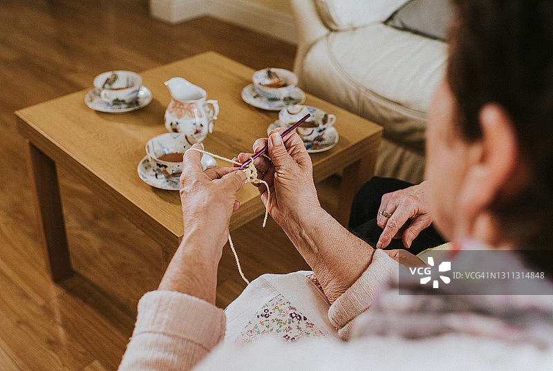 女人在钩针编织图片素材