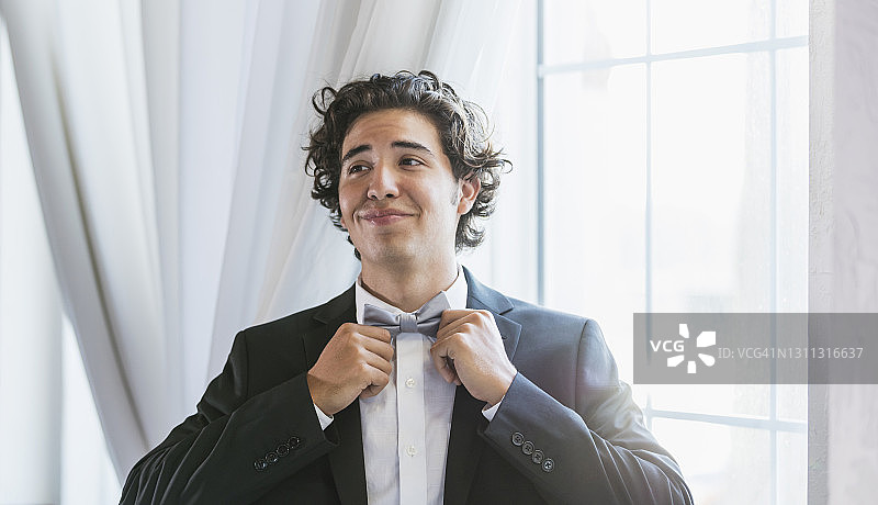 身穿燕尾服的混血青少年男孩图片素材