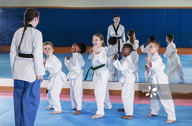 儿童与教练一起上跆拳道课图片素材