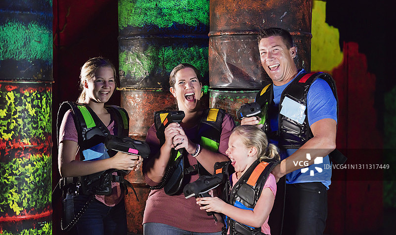 一家人和两个孩子玩激光标签游戏图片素材