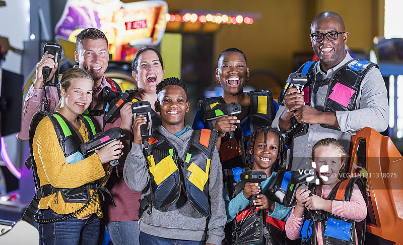 准备玩激光标签的两家人图片素材