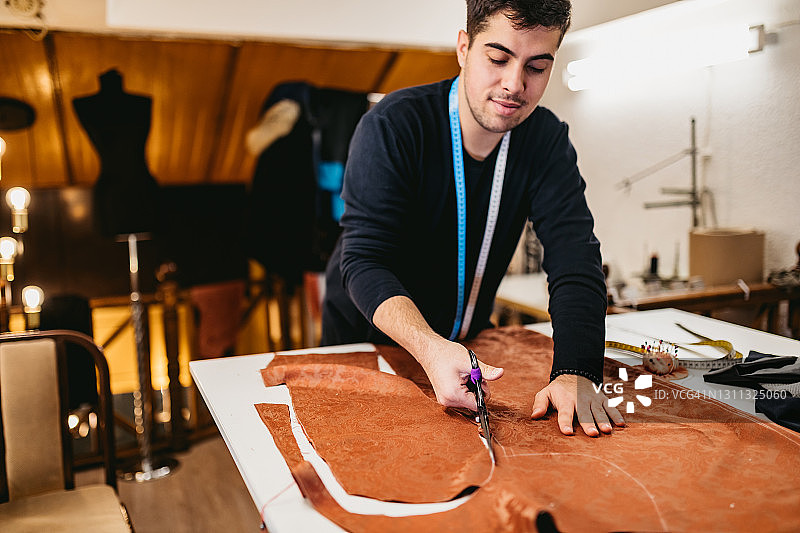 男时装设计师在工作室工作图片素材