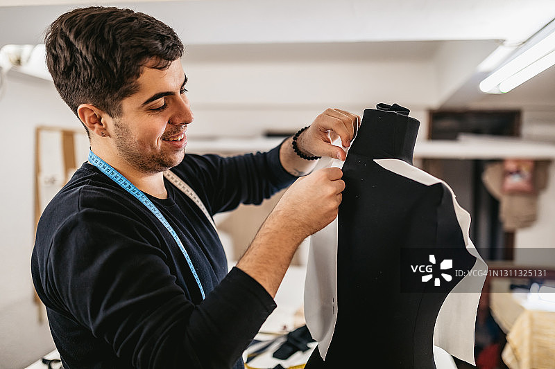 工作室里的男时装设计师图片素材