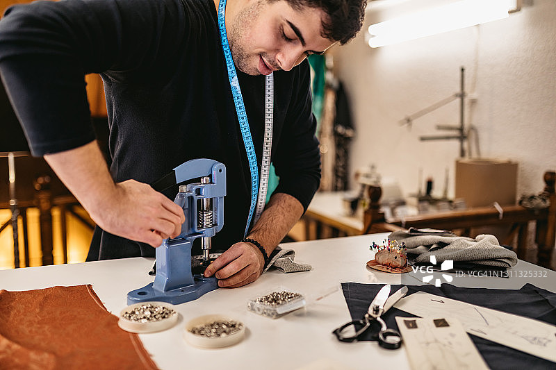 时装设计师在工作室工作图片素材