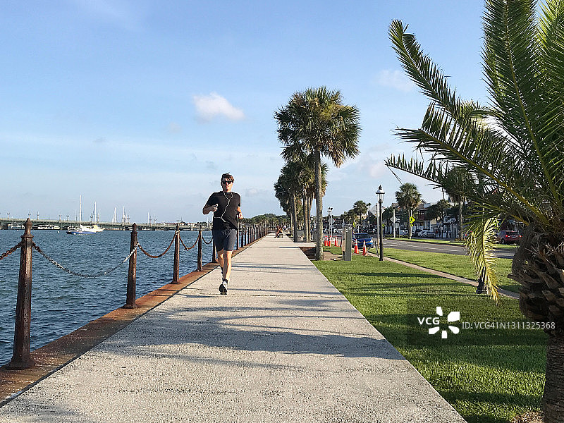 男人在圣奥古斯丁海堤跑步图片素材