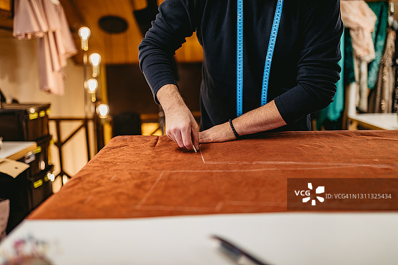 时装设计师在工作室工作图片素材