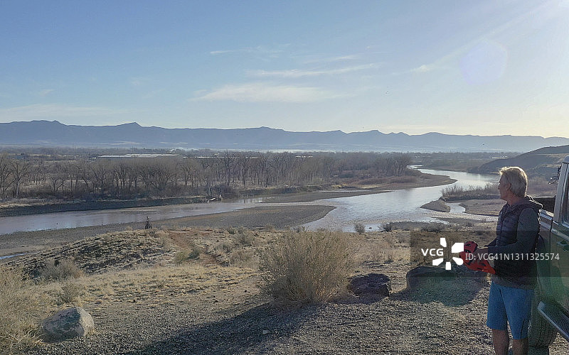 男人准备从卡车上骑山地自行车图片素材