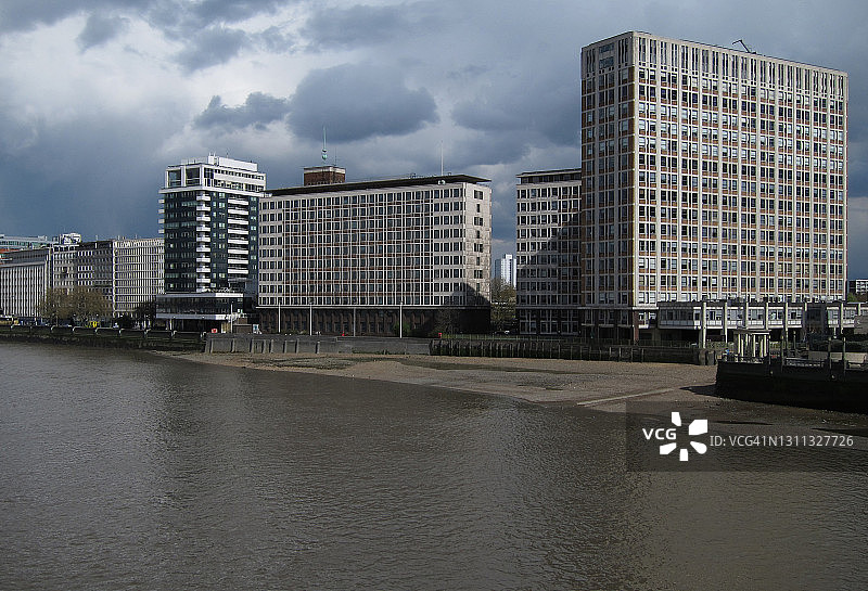 城市天际线河流上的办公楼图片素材