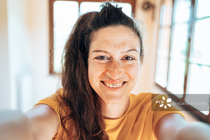 微笑的女人自拍图片素材