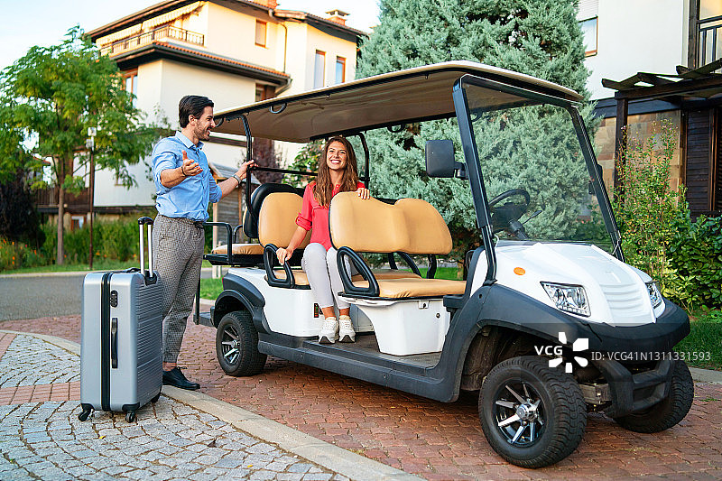 酒店员工帮助女游客搬运行李前往客房图片素材