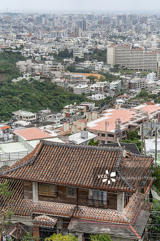 日本那霸市山丘上的住宅区图片素材
