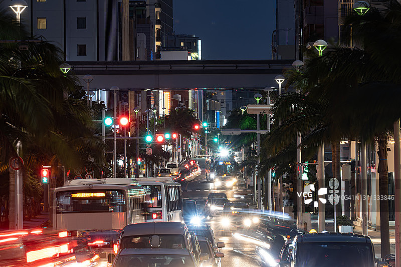 日本那霸市灯火通明的街道图片素材