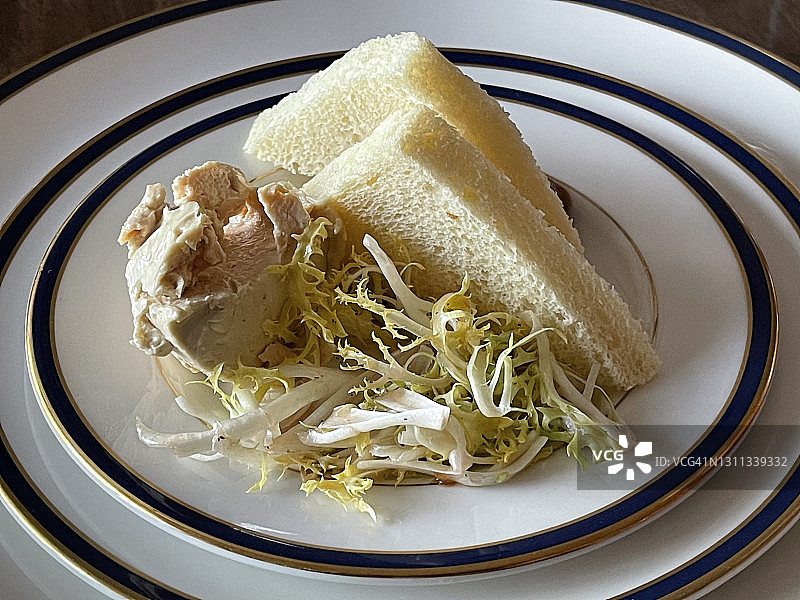 鹅肝配菊苣沙拉和烤面包图片素材