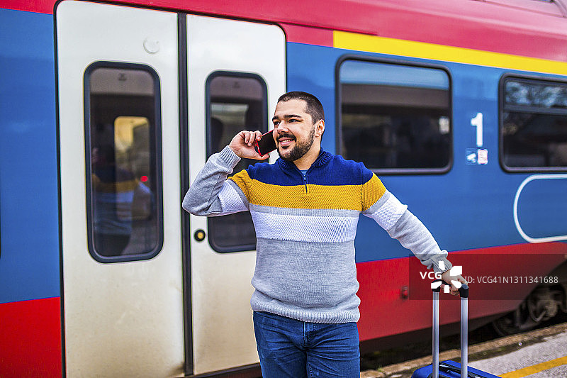 旅行者用手机通话图片素材