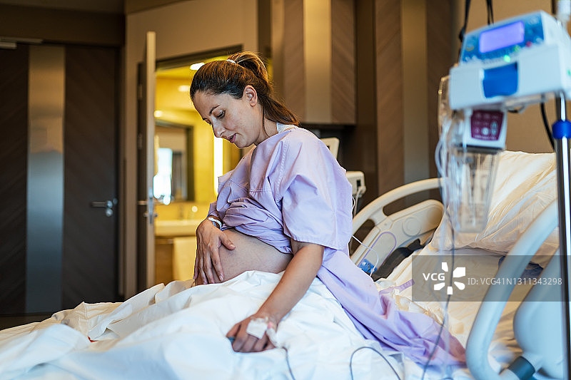 在医院病房准备分娩的年轻孕妇图片素材