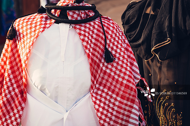 阿拉伯传统服饰：白色长袍、头巾、黑色连衣裙图片素材