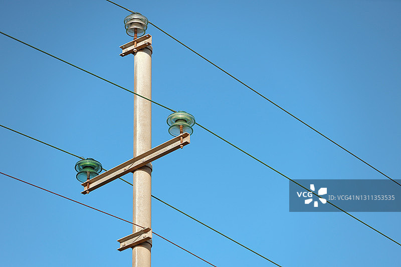 蓝天下街道上的架空电缆图片素材