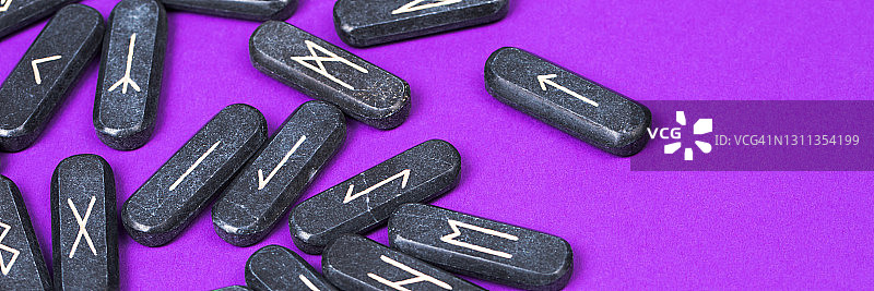 紫色背景上的石头符文Web banner：魔法仪式概念图片素材