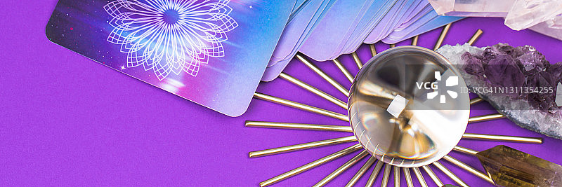 魔幻仪式概念banner：水晶球、水晶与塔罗牌图片素材