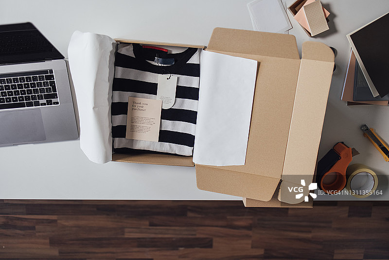 待发货的装满衣物的打开的箱子的俯视图图片素材