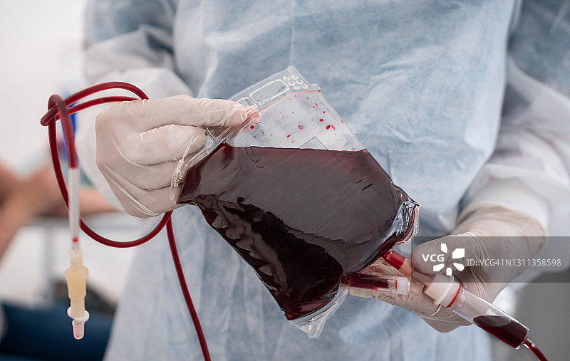 医护人员手持血袋特写图片素材