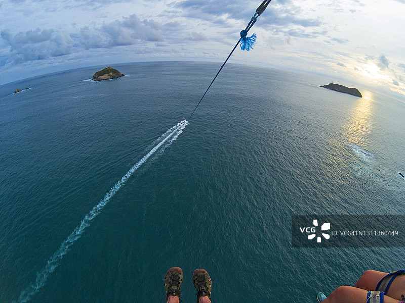 哥斯达黎加的滑翔伞（第一人称视角）图片素材