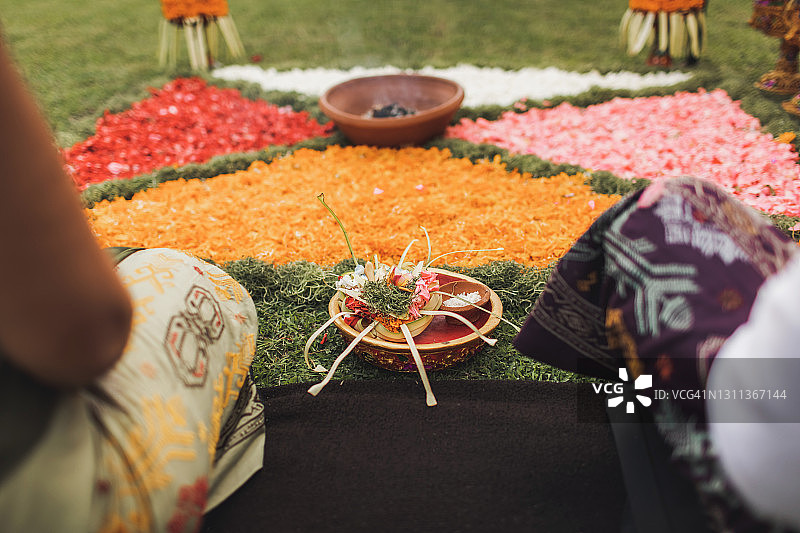 巴厘岛传统祭祀贡品Canang Sari，含鲜花、食物和熏香图片素材