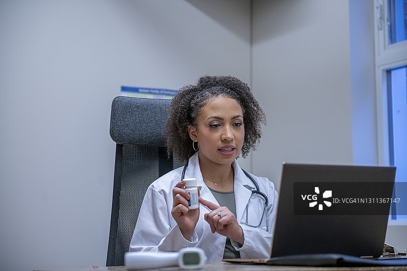 女医生与患者进行远程医疗预约图片素材