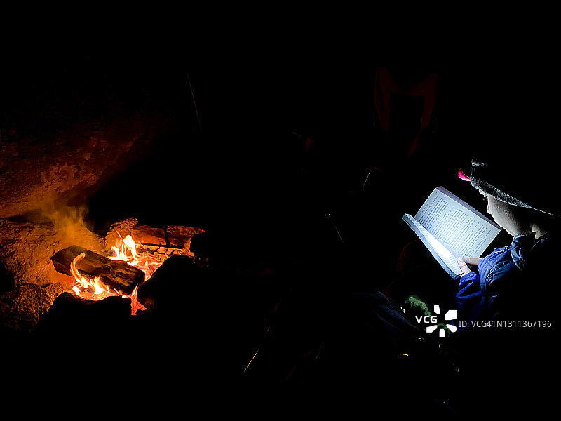孩子在公路旅行中，在篝火旁读书玩耍图片素材