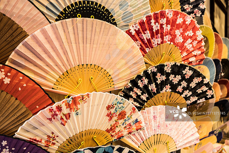 传统丝绸日式折叠扇图片素材