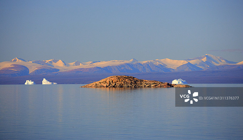 加拿大北极地区的小岩石岛屿图片素材