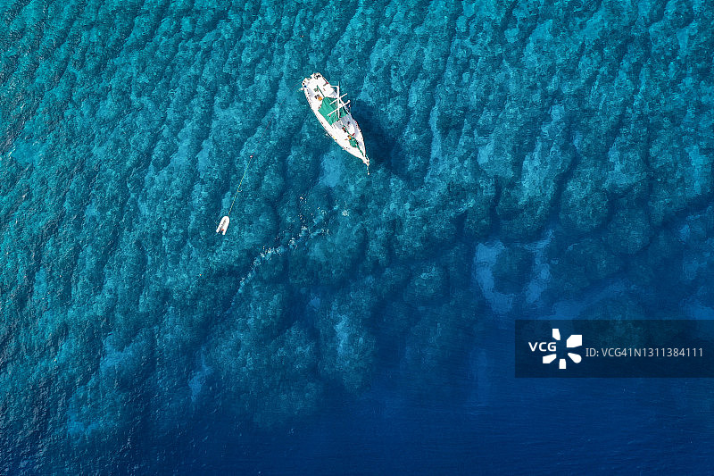 从上方俯瞰巴哈马群岛埃克苏马岛与帆船图片素材