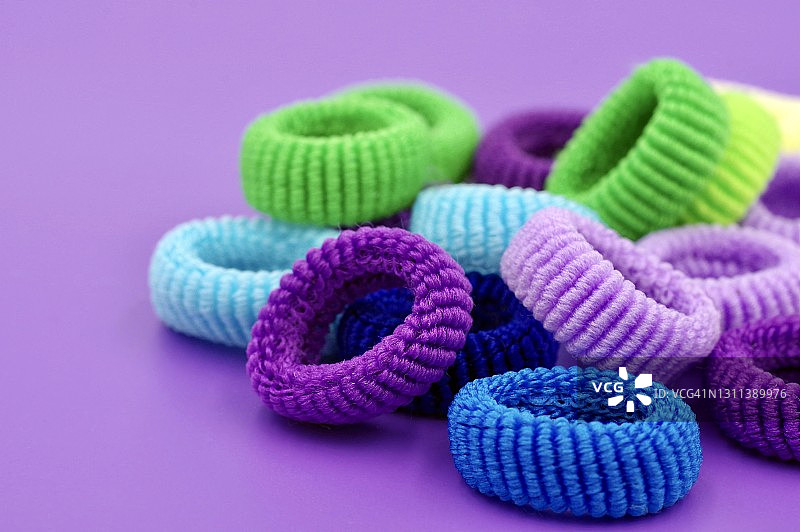 紫色背景上的发圈图片素材