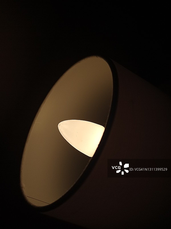 带灯泡的灯图片素材