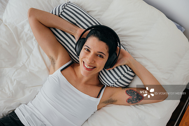 年轻女人在床上放松图片素材